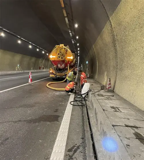 谢家集隧道排水渠清淤